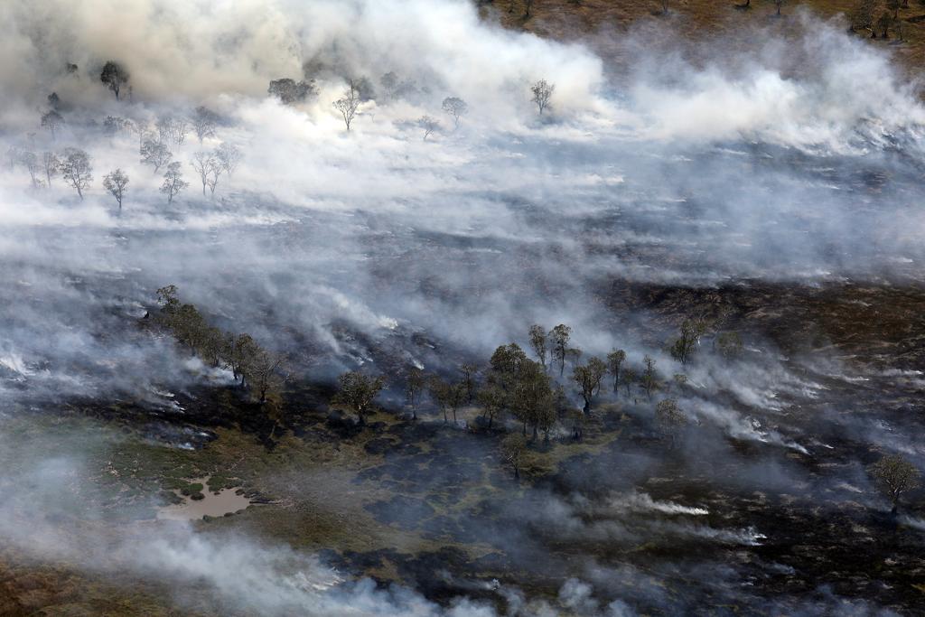 Tinjauan udara penanganan kebakaran hutan dan lahan di Kalimantan Selatan.
